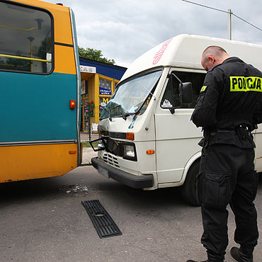 Samochd dostawczy zderzy si z autobusem