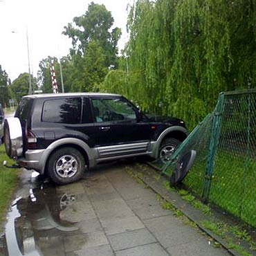 Warszw: Terenowe Mitsubishi staranowao ogrodzenie