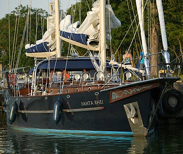 Luksusowy jacht cumuje w winoujskiej marinie