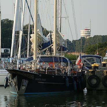 Luksusowy jacht cumuje w świnoujskiej marinie