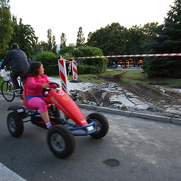 Dwig zniszczy chodnik na promenadzie