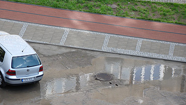 Dziury i kałuże na ulicy Matejki