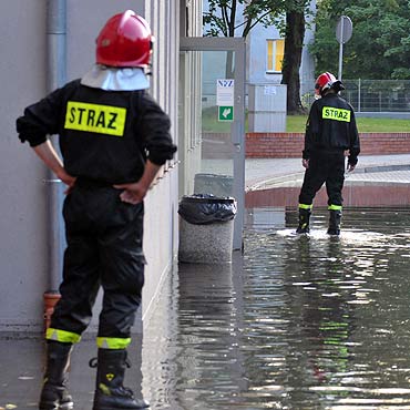 Ulewa zalaa szpital. Straacy wypompowywali wod