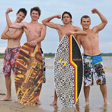 Skimboarderzy szalej na winoujskich falach