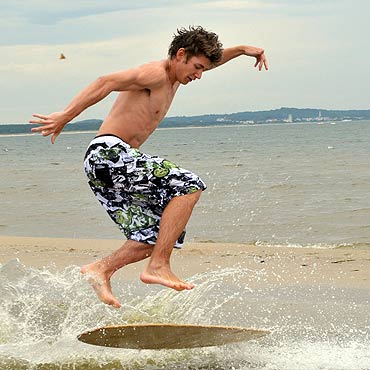 Skimboarderzy szalej na winoujskich falach