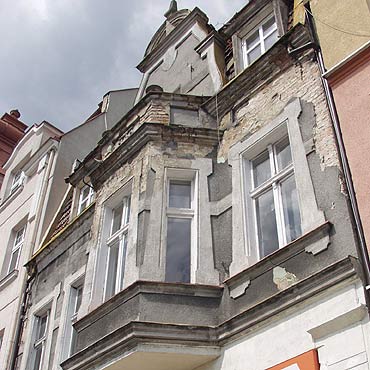 Tynk z kamienicy spada na gowy przechodniw