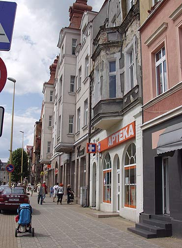 Tynk z kamienicy spada na gowy przechodniw