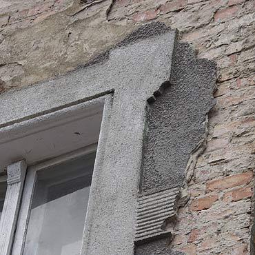 Tynk z kamienicy spada na gowy przechodniw