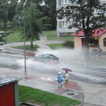 Samochody ochlapuj przechodniw