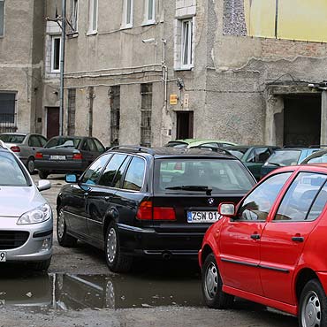 Parking znw jest peen dziur i wybojw