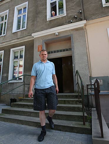 Szedł po listy i wpadł pod podłogę