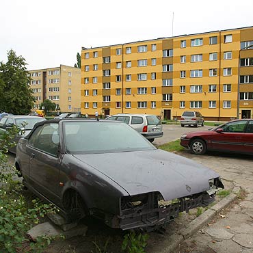 Waciciel warsztatu samochodowego urzdzi mieszkacom zomowisko