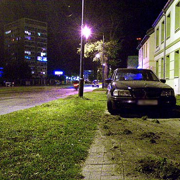 Samochd rozbity, sprawczyni ucieka 