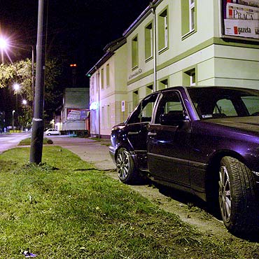 Samochód rozbity, sprawczyni uciekła