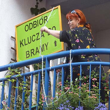 Klucze na acuchu opuszcza z balkonu 
