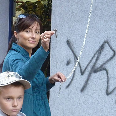 Klucze na łańcuchu opuszcza z balkonu