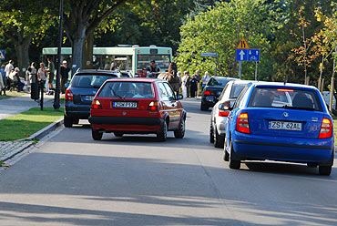 Autobus przytarł osobówkę