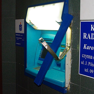 Mczyzna prbowa okra bankomat