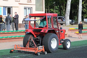 Testowali maszyny do czyszczenia boisk