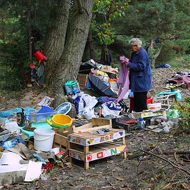 Skandal! Nikt nie pomaga kobiecie koczujcej na wydmach. Moe umrze z wyzibienia