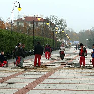 Brukarze znowu naprawiają promenadę