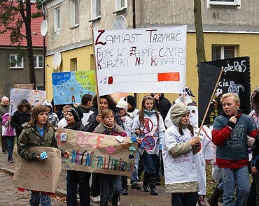 Dzieci namawiay wszystkich mieszkacw, aby nie pali papierosw