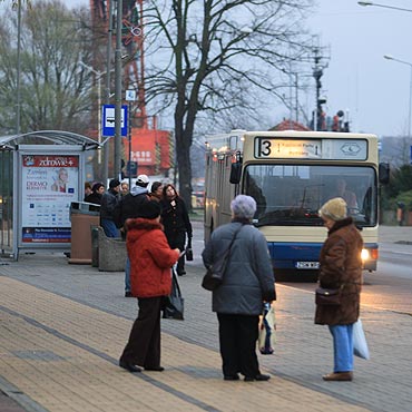 Czekali na autobus. W kocu musieli odjecha takswkami  