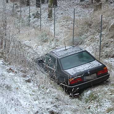 Spad nieg. BMW wpado w polizg i wjechao do rowu