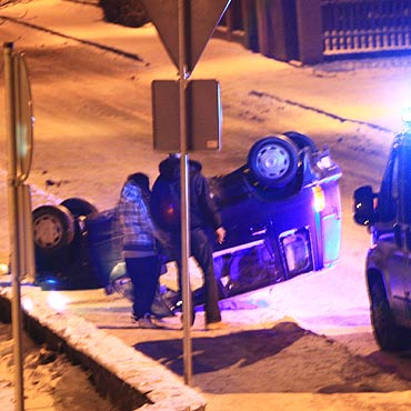 Pijany kierowca wpad w polizg. Auto dachowao