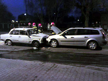 Kierowca fiata spowodowa wypadek i uciek. Zobacz film!