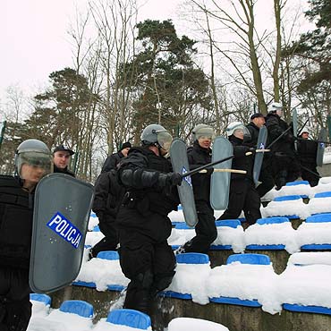 Policja wiczya na stadionie walk z pseudokibicami. Zobacz film!