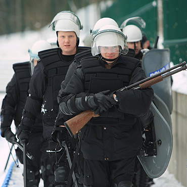 Policja wiczya na stadionie walk z pseudokibicami. Zobacz film!
