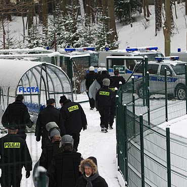 Policja wiczya na stadionie walk z pseudokibicami. Zobacz film!