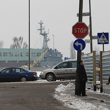 Uwaga. Na placu sowiaskim postawiono znak „stop”