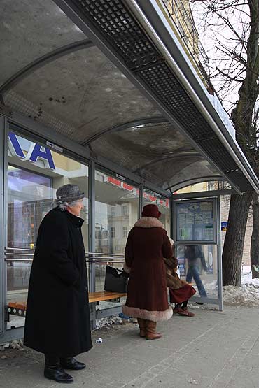 Dach wiaty moe spa ludziom na gowy 