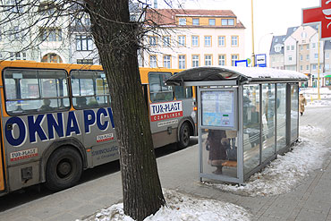 Dach wiaty moe spa ludziom na gowy 