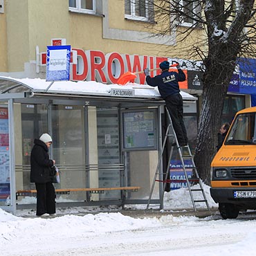 Zagroenie zaegnane. Odnieyli dach z wiaty przystankowej
