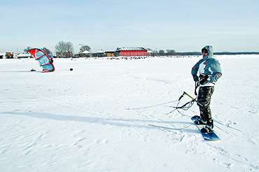 Skuty lodem zalew nie jest przeszkod dla winoujskich kitesurferw