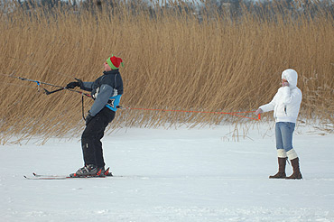 Skuty lodem zalew nie jest przeszkod dla winoujskich kitesurferw