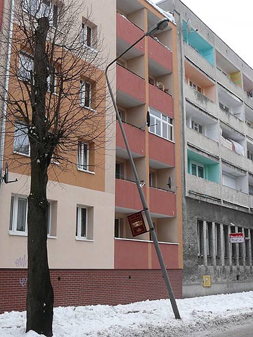 Przechylona lampa lada moment moe run na chodnik