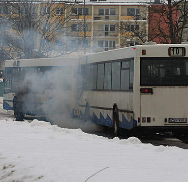 Nowe / stare autobusy i kby spalin za nimi