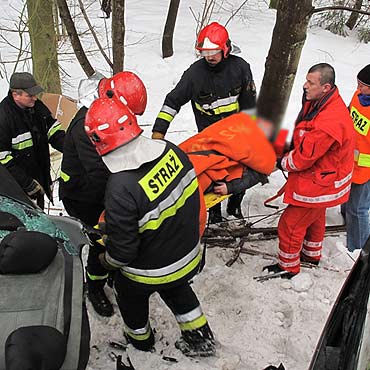 Grony wypadek pod Stuchowem. Kierowca uratowany z zakleszczonego samochodu