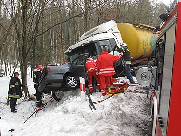 Grony wypadek pod Stuchowem. Kierowca uratowany z zakleszczonego samochodu