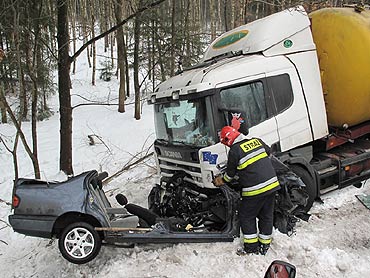 Grony wypadek pod Stuchowem. Kierowca uratowany z zakleszczonego samochodu