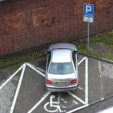 Parkuje na miejscu dla niepenosprawnych!