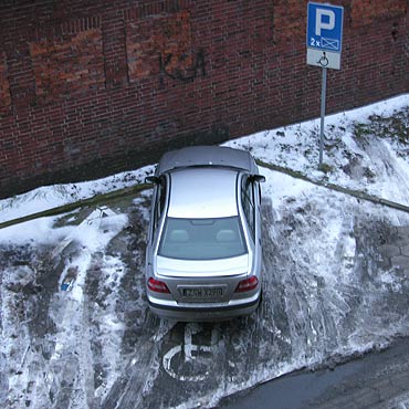 Parkuje na miejscu dla niepenosprawnych!
