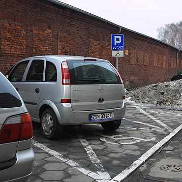 Inni te parkuj na miejscu dla inwalidw 