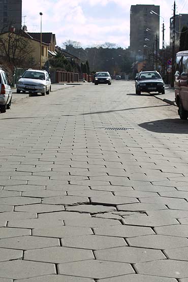 Trylinki s jak trampolinki a miasto stawia znaki