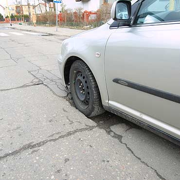 Wjechałeś w dziurę? Auto uszkodzone? Weź pieniądze z ubezpieczenia!