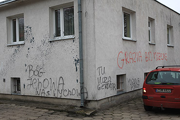 Wandale zdewastowali elewacj szkoy 